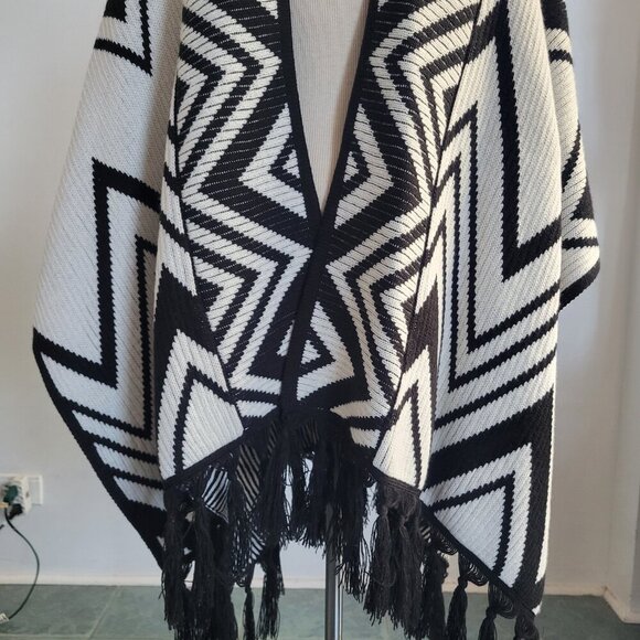 Chico’s Flowy Fringe Poncho Wrap Sweater – White & Black, One Size - Picture 13 of 16
